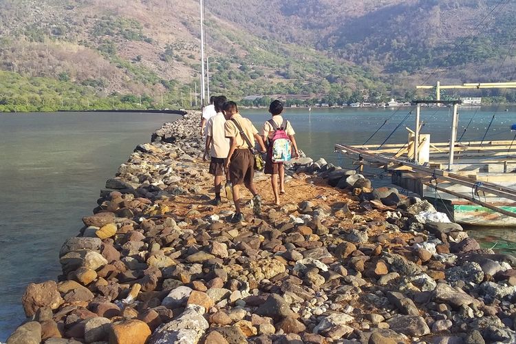 Foto : Jembatan batu yang menghubungkan akses warga pulau Koja Doi dan pulau Besar, Kecamatan Alok Timur, Kabupaten Sikka, Flores, NTT, Sabtu (26/10/2019).