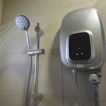 Ilustrasi water heater, mandi air panas dengan shower. 