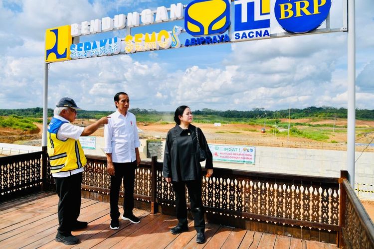 Presiden Joko Widodo meninjau proyek Bendungan Sepaku Semoi di Kalimantan Timur, Rabu (22/6/2022) bersama Ketua DPR Puan Maharani serta Menteri Pekerjaan Umum dan Perumahan Rakyat Basuki Hadimuljono.