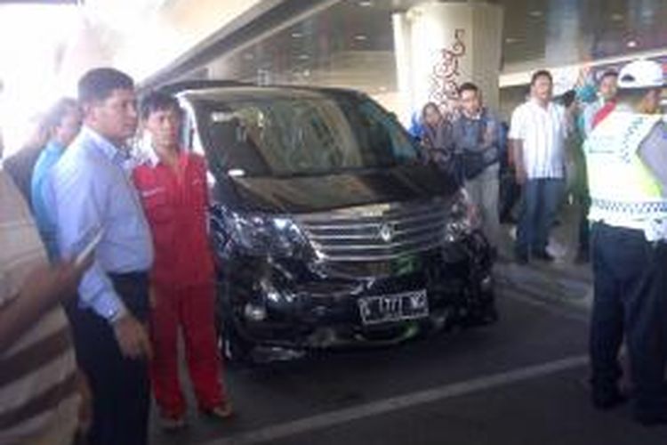 Mobil Alphard menerobos lobi Teminal 2 Bandara Internasional Juanda Surabaya, Selasa (13/5/2014).