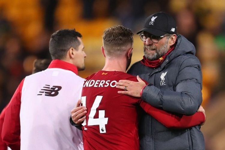 Jordan Henderson dan Juergen Klopp seusai laga Norwich City vs Liverpool di Carrow Road, Sabtu (15/2/2020).