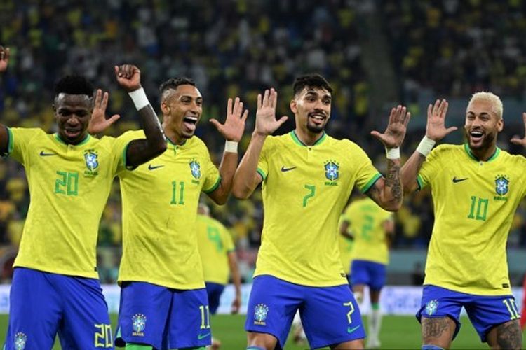 Penyerang timnas Brasil Vinicius Junior (kiri) saat merayakan gol bersama rekan-rekannya dalam laga 16 besar Piala Dunia 2022 kontra Korea Selatan, Selasa (6/12/2022) dini hari WIB. Brasil saat ini masih menempati peringkat teratas ranking FIFA per Desember 2022. Mereka mengungguli sang juara dunia Argentina yang berada di peringkat kedua.