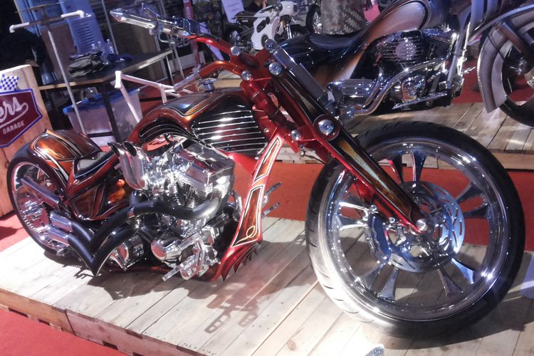 Sepeda motor modifikasi bergaya pro street yang jadi motor custom termahal yang dipajang di selama penyelenggaraan Indonesia International Motor Sow (IIMS) 2018. 