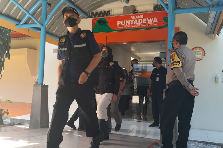 Tim Laboratorium Forensik (Labfor) Polda Jawa Tengah (Jateng) dan Kepolisian Resor Kota (Polresta) Solo melakukan penyelidikan kebakaran Rumah Sakit Jiwa Solo