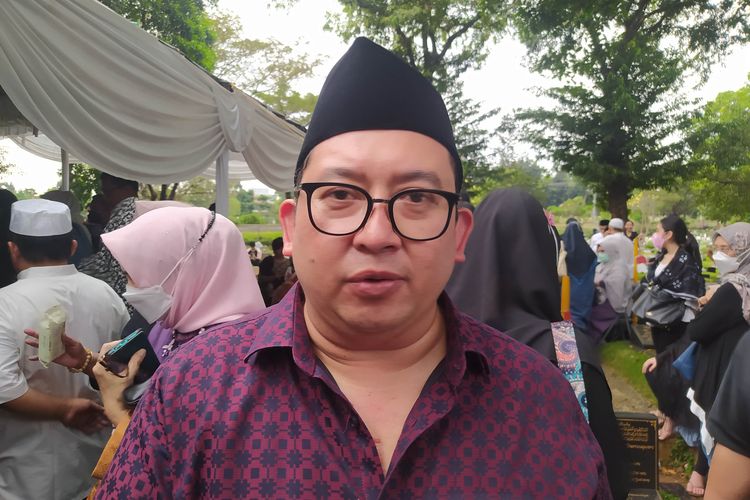 Anggota Komisi I DPR RI dari Fraksi Gerindra Fadli Zon di TPU Tanah Kusir, Jakarta, Minggu (22/5/2022). 
