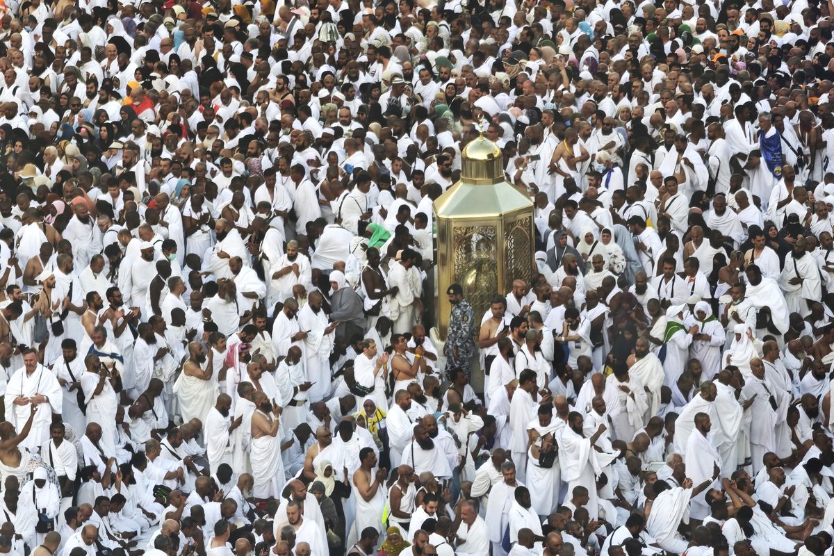 Jamaah calon haji dari berbagai negara melakukan Tawaf di Masjidil Haram, Makkah, Arab Saudi, Jumat (30/5/2025). Pemerintah Arab Saudi menetapkan Idul Adha jatuh pada hari Jumat (6/6), sedangkan Hari Arafah (Wukuf di Arafah) sebagai rangkaian puncak musim haji pada 5 Juni 2025 yang akan diikuti 1,83 juta muslim dari berbagai penjuru dunia termasuk dari Indonesia yang tahun ini memiliki kuota sebanyak 221.000 jamaah. ANTARA FOTO/Andika Wahyu/nym.