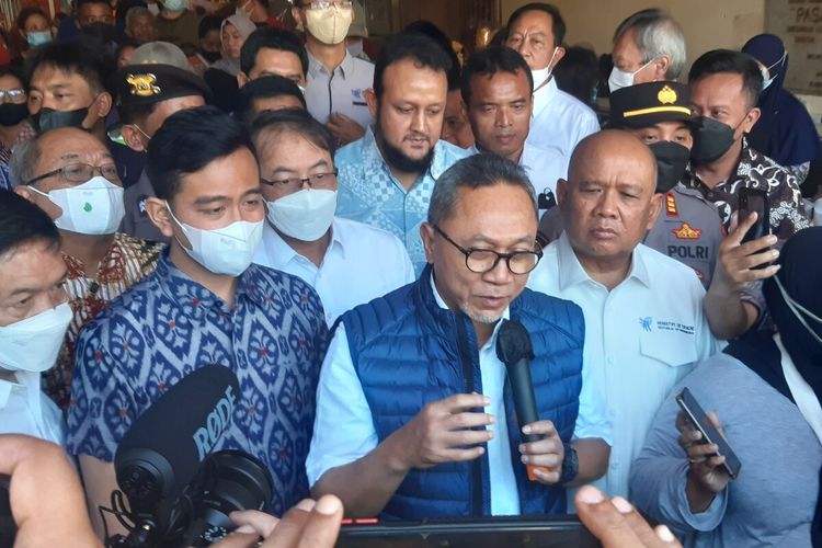 Menteri Perdagangan (Mendag) Zulkifli Hasan atau dikenal Zulhas didampingi Wali Kota Solo Gibran Rakabuming Raka di Pasar Gede Solo, Jawa Tengah, Kamis (15/9/2022).