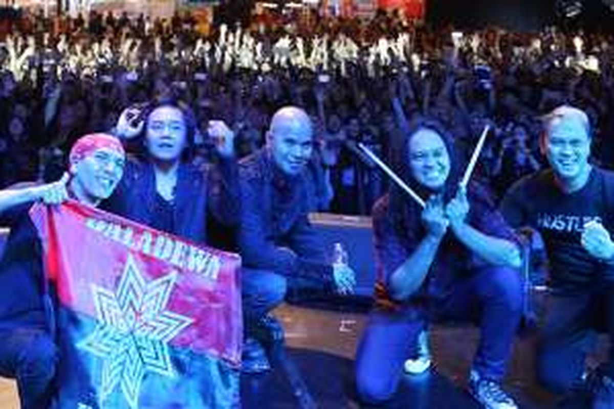 Grup band Dewa 19 berfoto bersama usai tampil dalam festival Pekan Raya Indonesia (PRI) di Indonesia Convention Exhibition (ICE) BSD, Tangerang, Senin (24/10/2016). Festival pesta rakyat dengan mengusung 1000 band, kuliner, cerita rakyat legendaris dan pameran multi produk ini berlangsung hingga 2 November 2016.