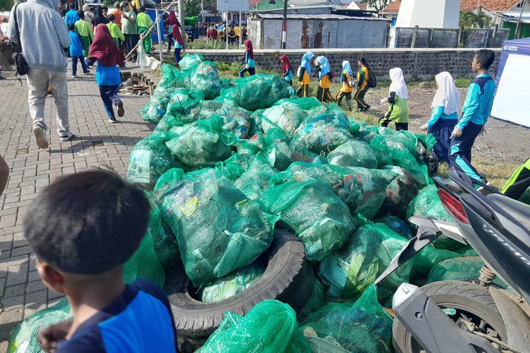 Hanya Sekejap, Siswa Kumpulkan 2 Truk Sampah di Pelabuhan Besuki Situbondo