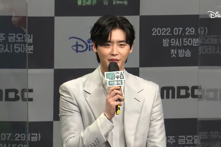 Aktor Lee Jong Suk saat jumpa pers virtual drama Big Mouth yang bakal tayang di Disney+ Hotstar pada 29 Juli 2022.