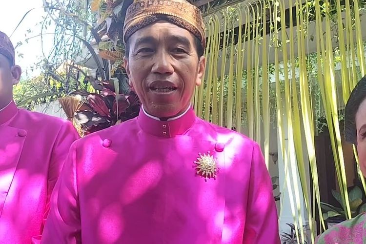 Presiden Joko Widodo (Jokowi) didampingi Ibu Negara Iriana dan menantunya, Wali Kota Medan Bobby Nasution ketika memberikan keterangan kepada pers usai prosesi siraman Kaesang Pangarep di Sumber, Solo, Jawa Tengah, Jumat (9/12/2022).