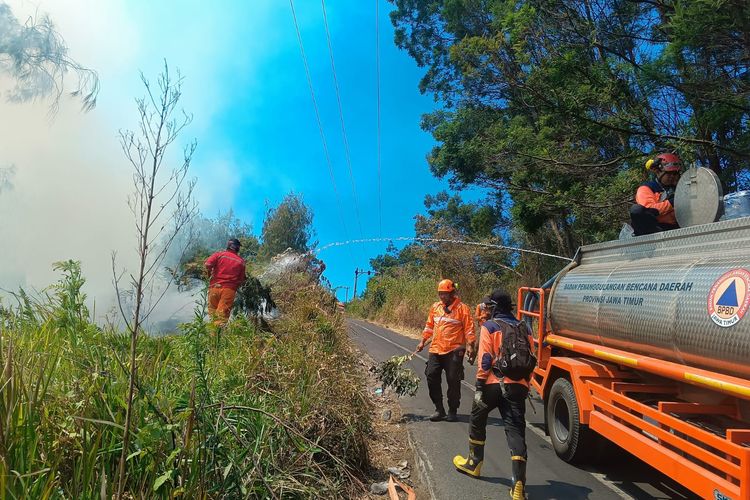 Kawasan Bromo Terbakar, Dua Pintu Masuk Wisata Tetap Dibuka