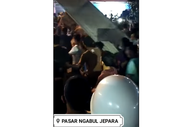 Tangkapan layar video viral kericuhan antara pedagang dengan aparat disebut lokasinya di Pasar Ngabul, Jepara.