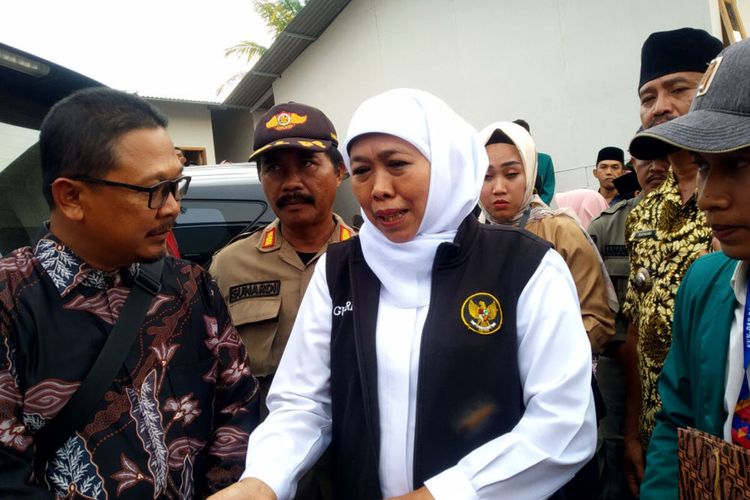 Gubernur Jawa Timur Khofifah Indar Parawansa memberikan keterangan kepada wartawan di sela kunjungan kerja di Kecamatan Panggungrejo, Kabupaten Blitar, Kamis (25/1/2024)