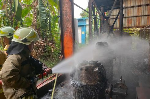 Ruang Mesin Pabrik di Pulogadung Terbakar, Karyawan Lari Lihat Asap Membubung Tinggi