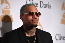 Viral Video Chris Brown Lempar Handphone Penggemar di Kerumunan