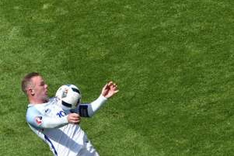 PHILIPPE HUGUEN / AFPKapten tim nasional Inggris, Wayne Rooney, menahan bola dengan dada saat melawan Wales pada partai Piala Eropa Grup B di Stade Bollaert-Delelis, 16 Juni 2016.