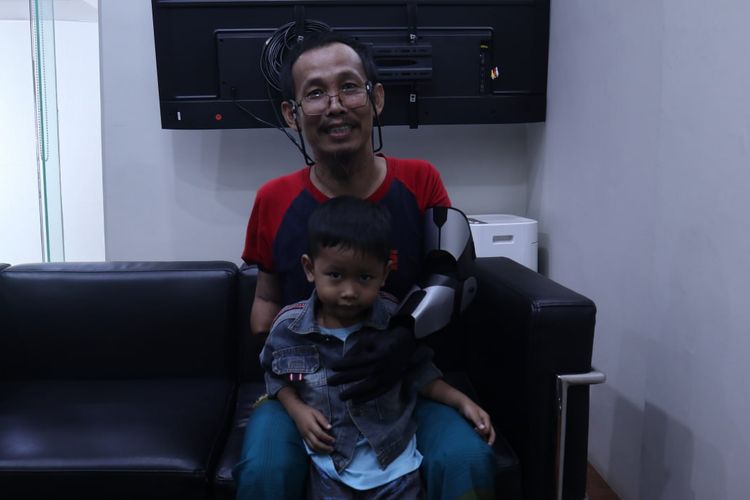 Reddy Herdiawan (52 tahun) saat mendapatkan bantuan lengan palsu bionik untuk membantu aktivitasnya. 