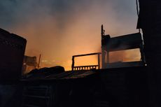 Pingsan dan Sesak Napas, 4 Korban Kebakaran di Gambir Dilarikan ke Rumah Sakit