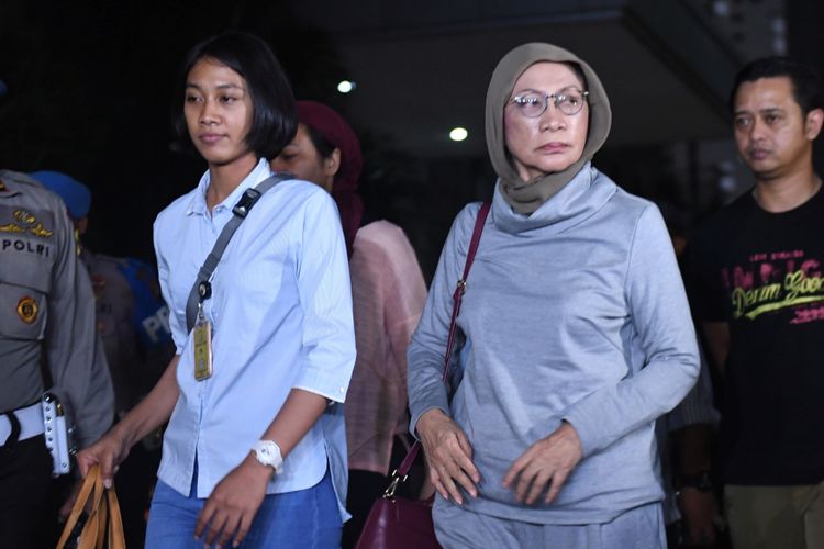 Aktivis Ratna Sarumpaet (tengah) tiba di Mapolda Metro Jaya untuk menjalani pemeriksaan di Jakarta, Kamis (4/10/2018). Pelaku penyebaran berita bohong atau hoax itu ditangkap oleh pihak kepolisian di Bandara Soekarno Hatta saat akan pergi keluar negeri.