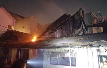 Pakai Gayung dan Selang, Warga Coba Padamkan Kebakaran Rumah ...