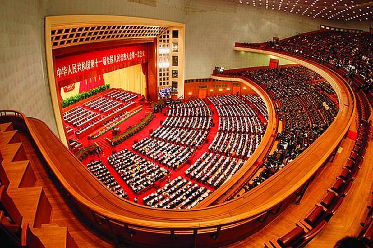 Ruang utama Balai Agung Rakyat dipadati anggota parlemen saat pembukaan Kongres Rakyat Nasional Ke-11 di Beijing, Rabu (5/3). Pada pertemuan kali ini, Kongres China akan memperkenalkan kebijakan baru untuk meredam inflasi dan mengatasi kesenjangan pendapatan.  