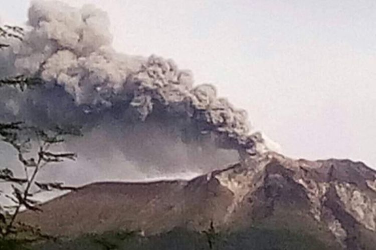 Gunung Ile Lewotolok, Kabupaten Lembata, NTT, mengeluarkan semburan erupsi, Jumat pagi