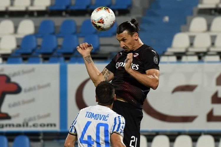 Striker AC Milan Zlatan Ibrahimovic memenangi duel udara melawan bek SPAL Nenad Tomovic pada laga lanjutan pekan ke-29 Liga Italia di Stadion Paolo Mazza, Kamis (2/7/2020) dini hari WIB. 