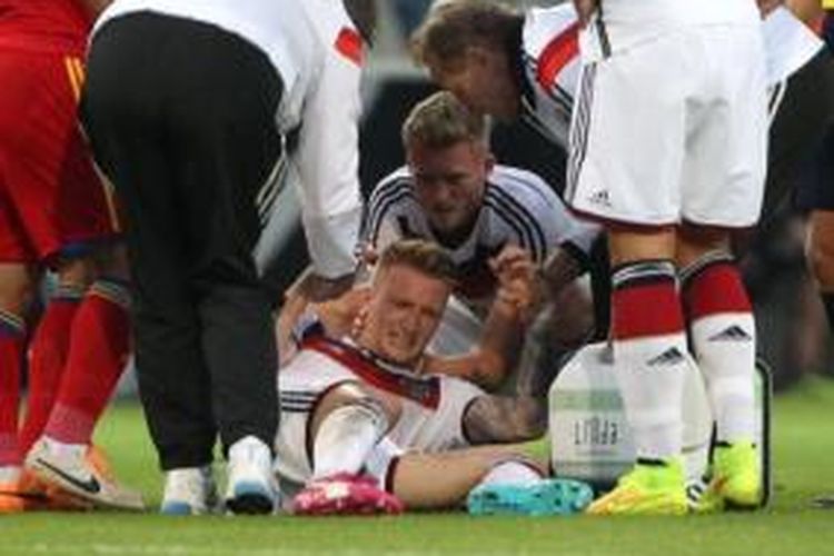 Gelandang Marco Reus mengalami cedera saat membela Jerman melawan Armenia di Coface Arena, Mainz, Jumat (6/6/2014).