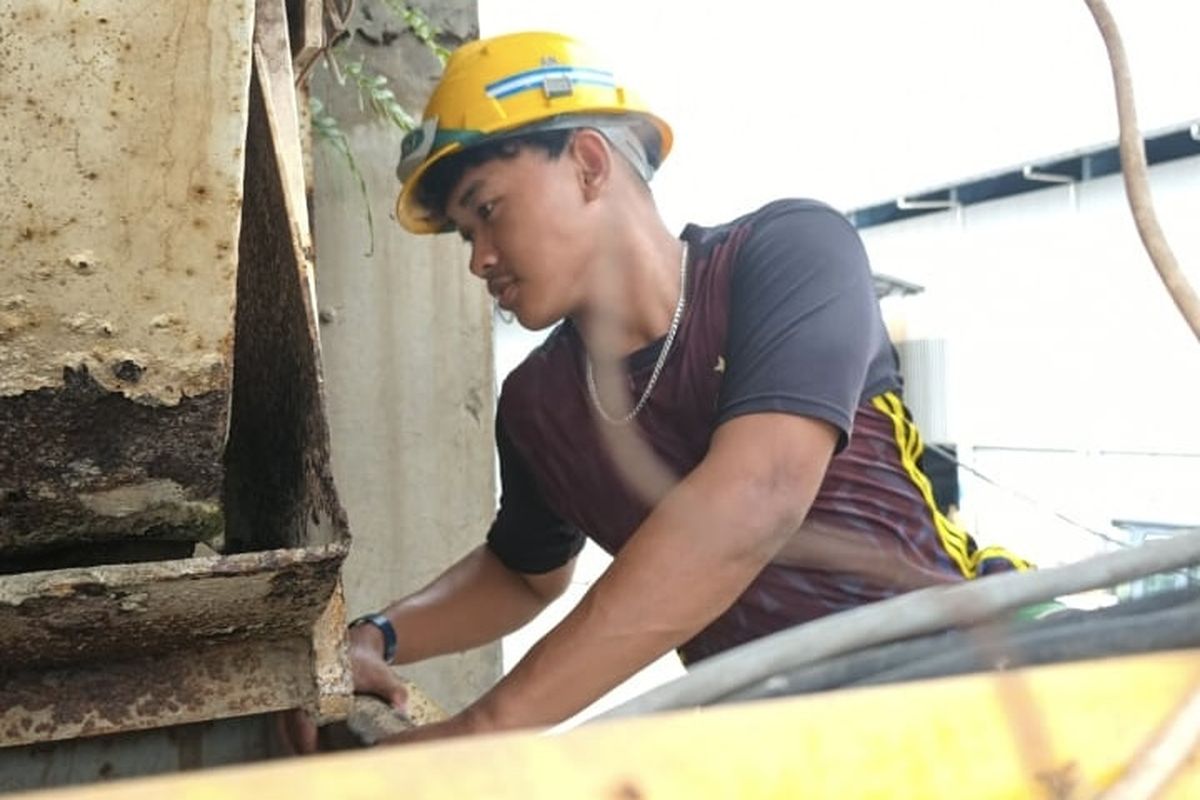 Roihan Miftah Hilmiy, mahasiswa UNESA yang pernah bekerja sebagai kuli pasir dan batu.