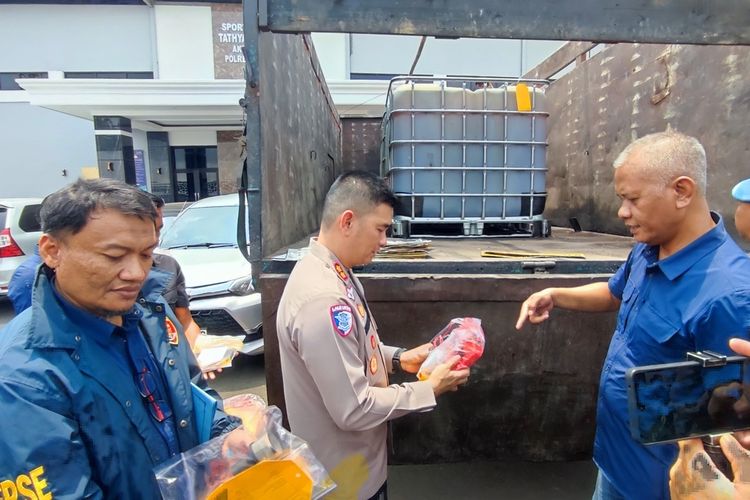 Bermodal 18 Pelat Nomor, Truk Fuso Keliling SPBU di Jabar Timbun Solar Subsidi