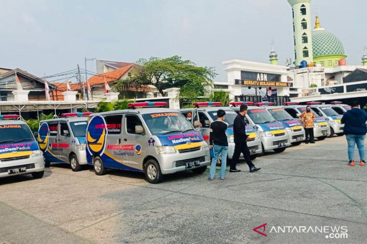 Armada ambulans dan mobil jenazah sebanyak 20 unit dari Partai NasDem yang dipinjamkan kepada pemerintah daerah di DKI Jakarta untuk membantu penanganan COVID-19 di Jakarta Utara, Kamis (8/7/2021). 