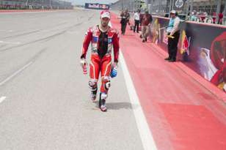 Pebalap Ducati asal Italia, Andrea Dovizioso, berjalan di lintasan Circuit of The Americas (COTA), Austin, pada hari balapan GP Americas, Minggu (10/4/2016).