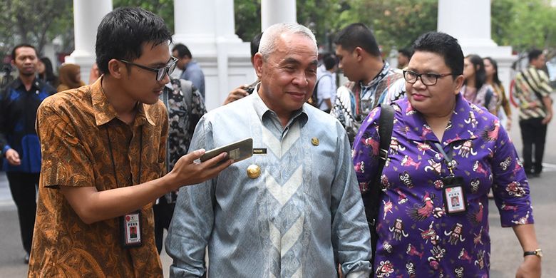 Gubernur Kalimantan Timur Isran Noor (tengah) tiba di Kompleks Istana Kepresidenan jelang konferensi pers Presiden Joko Widodo terkait rencana pemindahan Ibu Kota Negara di Istana Negara, Jakarta, Senin (26/8/2019). Presiden Jokowi secara resmi mengumumkan keputusan pemerintah untuk memindahkan ibu kota negara ke Kalimantan Timur.