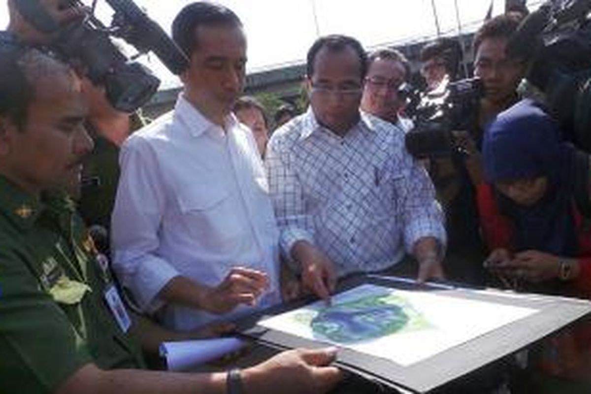 Gubernur DKI Jakarta Joko Widodo (dua dari kiri) dan Direktur Utama PT Jakarta Propertindo Budi Karya (tiga dari kiri) tengah berdiskusi soal desain Waduk Ria Rio, Pulogadung, Jakarta Timur, Senin (19/8/2013).