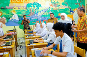 Tinjau Pelaksanaan Hari Pertama TKA di Jatim, Khofifah Pastikan Kesiapan Listrik dan Internet