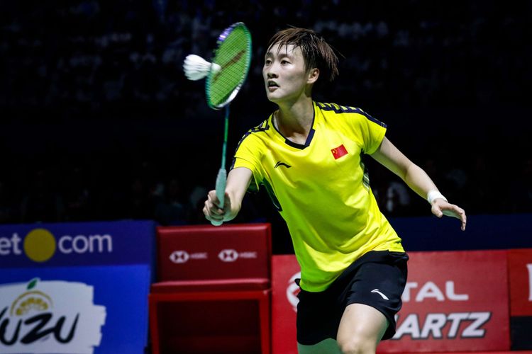 Pebulu tangkis tunggal putri Cina, Chen Yufei mengembalikan bola ke arah lawan asal Taiwan, Tai Tzu Ying dalam partai final Indonesia Open 2018 di Istora Senayan, Jakarta, Minggu (8/7/2018). Pebulu tangkis tunggal putri Taiwan Tai Tzu Ying menang dengan skor 21-23, 21-15 dan 21-9.