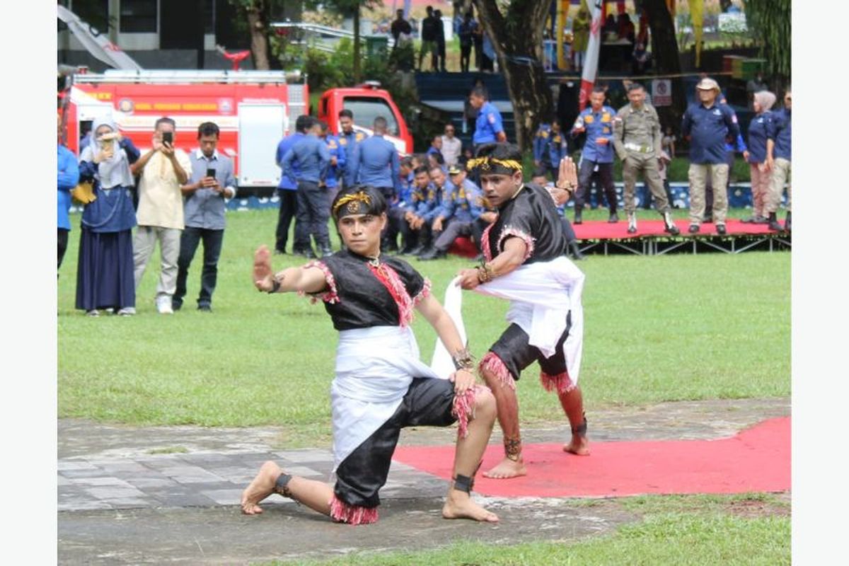 Sejumlah atraksi peringati HUT ke-20 Bone Bolango, mulai dari marching band, tari-tarian, hingga pertunjukkan beladiri yang diselenggarakan di halaman Kantor Bupati, Jumat (27/11/2023). 