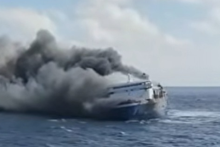 Nahkoda KMP Mutiara Sentosa 2 Hilang Kontak Usai Lapor Kebakaran di Laut Sumenep