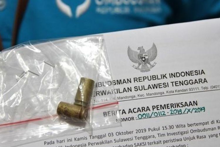 Staf Ombudsman menunjukkan selongsong peluru yang diduga sisa proyektil yang mengenai dua mahasiswa hingga meninggal, di Kantor Ombudsman Sulawesi Tenggara, Kendari, Sulawesi Tenggara, Jumat (04/10). 