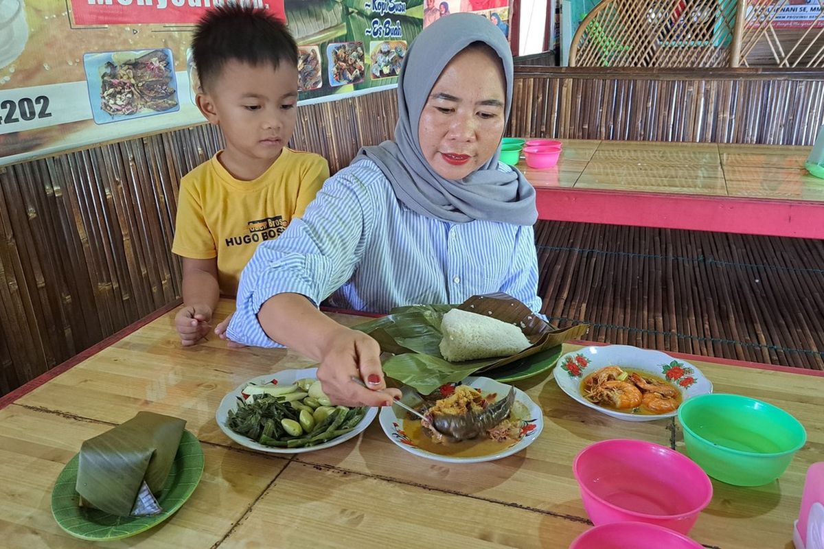 Menikmati gulai ikan mungkus di Bengkulu Selatan