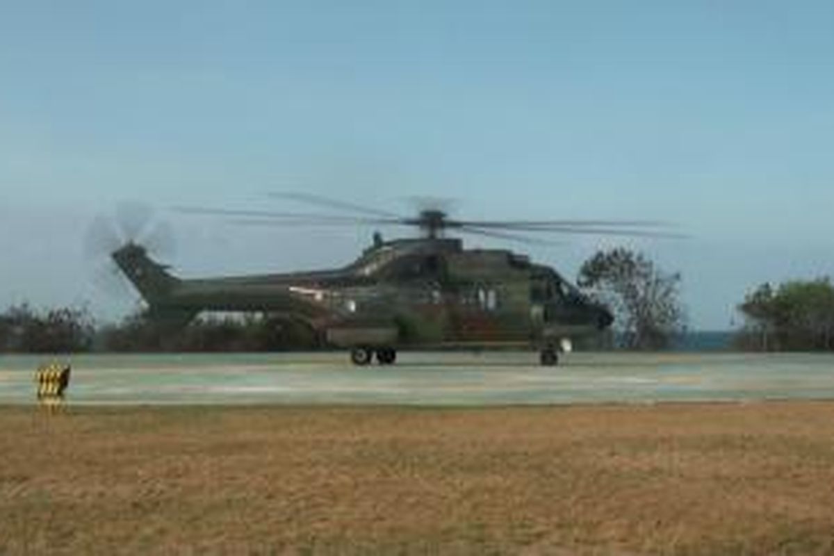Helicopter TNI AU Super Puma melakukan uji coba Heliped yang akan digunakan tim pengamanan Presiden AS Barrack Obama di BTDC, Nusa Dua, Bali.