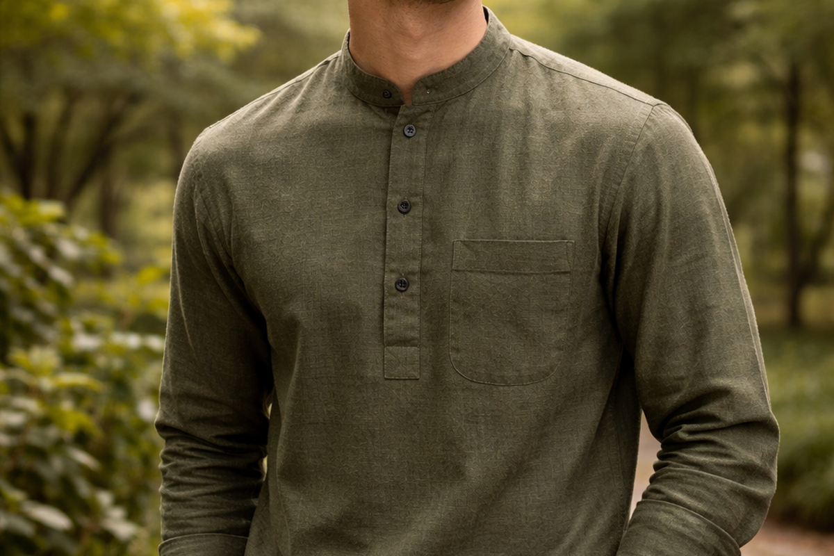 Inspirasi outfit pria muslim April 2026: Warna Earth Tone yang Hangat dan Elegan.