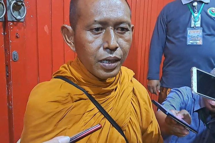 Bante Kanthadammo atau Bhante Wawan, salah satu biksu yang ikut Thudong asal Cirebon, saat ditemui di Klenteng TTID Liong Hok Bio Kota Magelang, Jawa Tengah, Selasa (30/5/2023).