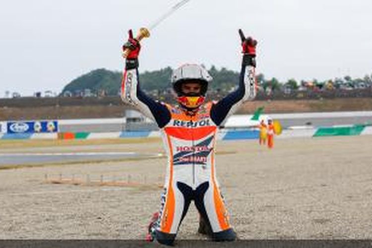 Pebalap Repsol Honda asal Spanyol, Marc Marquez, merayakan keberhasilannya menjadi juara dunia setelah finis kedua pada GP Jepang di Sirkuit Twin Ring Motegi, Minggu (12/10/2014).