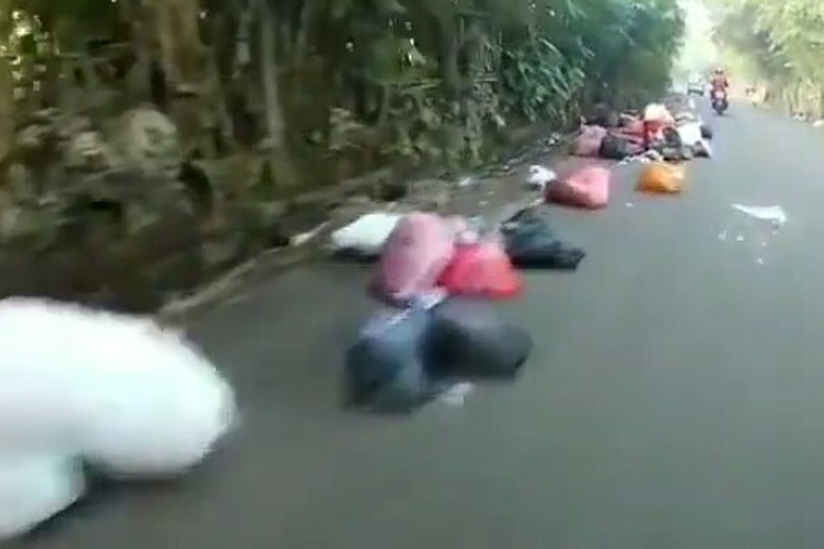 Tumpukan sampah di pinggir Jalan Aria Putra, Jombang, Ciputat, Tangerang Selatan, Kamis (11/6/2020). 