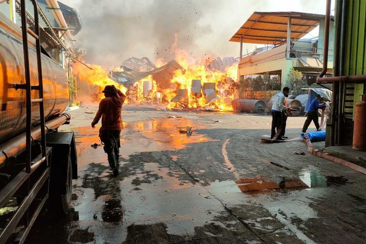 Kebakaran hebat melanda pabrik kertas, PT Pura Nusapersada, Jalan Raya Kudus - Pati Km 12, Desa Terban, Kecamatan Jekulo, Kabupaten Kudus, Jawa Tengah, Sabtu (14/10/2023).