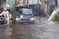 Belasan Motor Mogok akibat Nekat Terobos Banjir di Simpang Seskoal