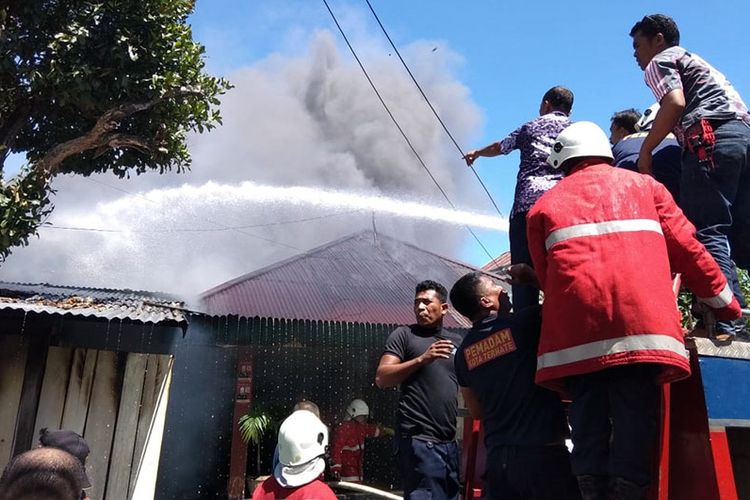 Sebuah rumah, warung dan enam kamar kos kosan di Kota Ternate, Maluku Utara terbakar, Kamis (06/12/2018)