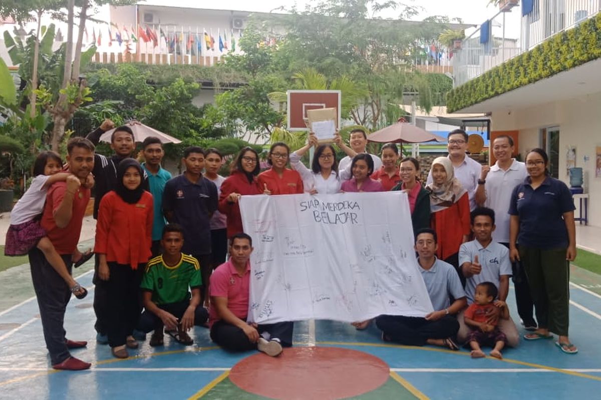 Wujud dukungan terhadap program Merdeka Belajar dilakukan Sekolah Cendikia Harapan di Badung, Bali, dengan menggelar penandatanganan deklarasi dan juga Pawai Siap Merdeka Belajar yang melibatkan tidak hanya siswa dan guru namun juga masyarakat sekitar (16/12/2019)